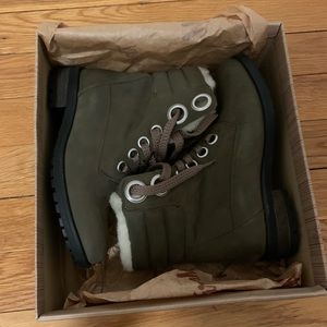 NWT! Tara M. Boots, Fuzzy on the inside